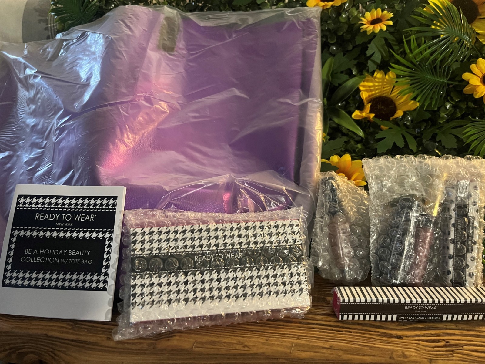 Ready to Wear – Be A Holiday Beauty 8 pc Collection with Tote Bag *NEW/SEALED*🤩