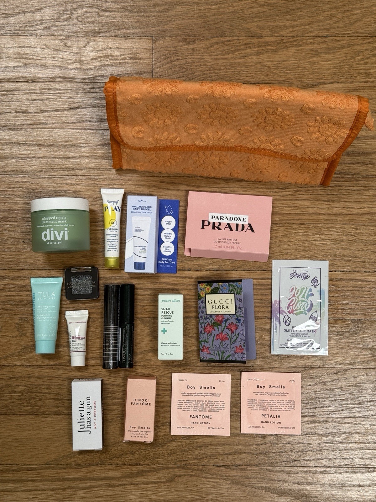 17 Piece Deluxe Travel Sample Lot Perfume Makeup Bag Clinique Prada Smashbox