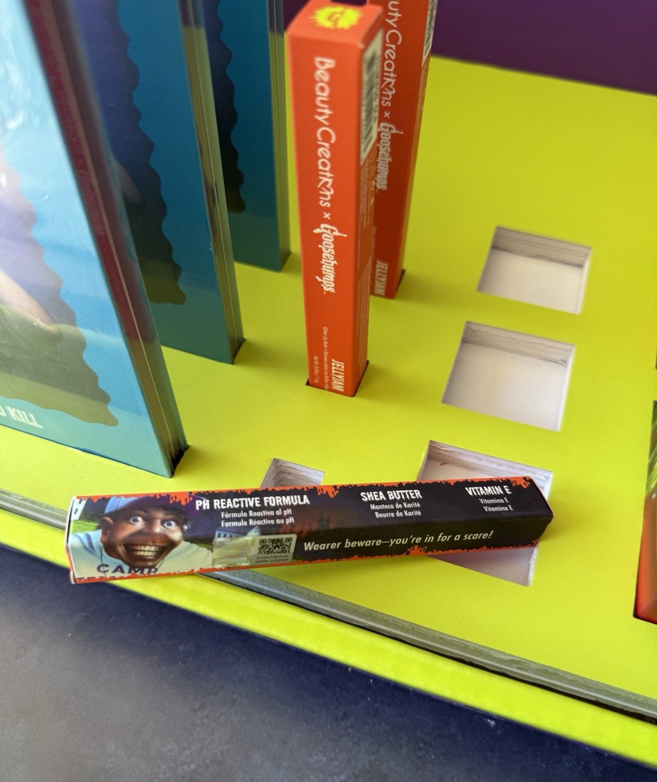 Beauty Creations – Goosebumps Shelf Display With Makeup