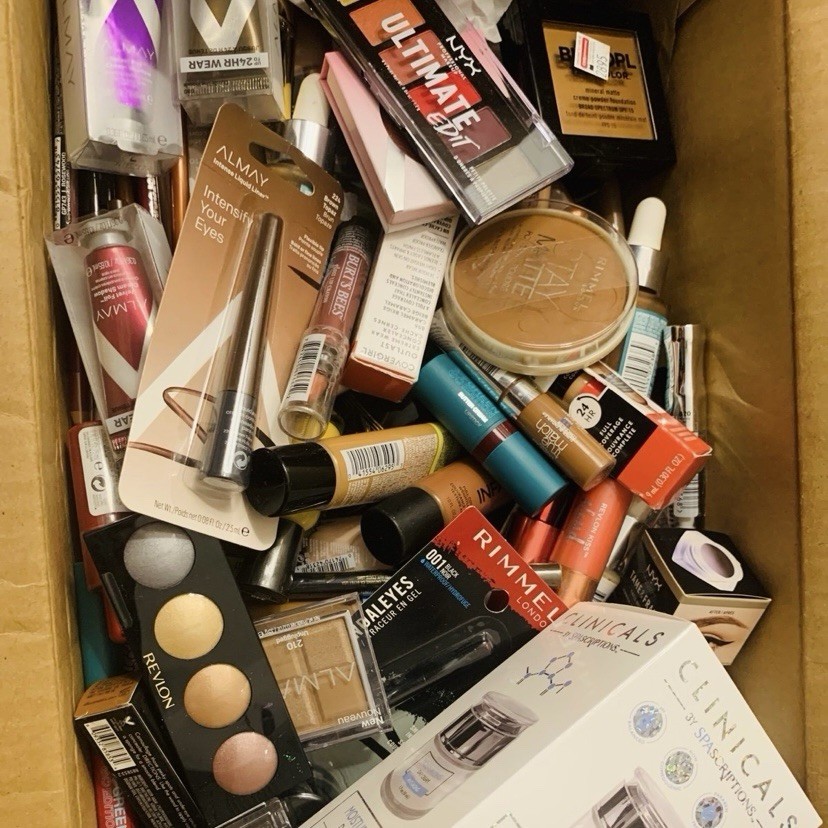 25 Piece Name Brand Mixed Makeup Wholesale CoverGirl, Maybelline, L’Oreal, Etc