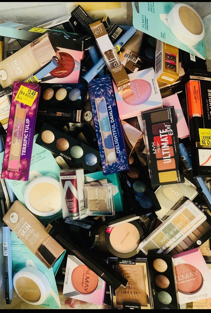 25 Piece Name Brand Mixed Makeup Wholesale CoverGirl, Maybelline, L’Oreal, Etc