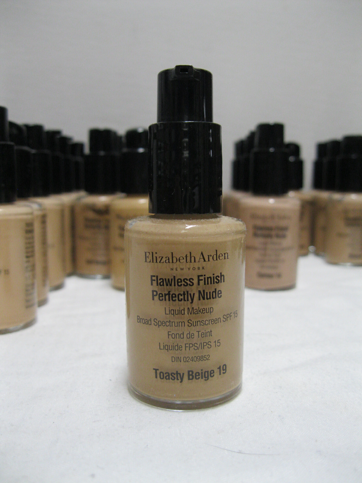 Elizabeth Arden Flawless finish Perfectly Nude Liquid Make-up SPF 15 (17 shades)