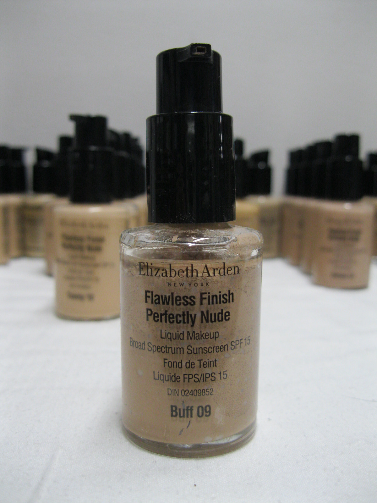 Elizabeth Arden Flawless finish Perfectly Nude Liquid Make-up SPF 15 (17 shades)