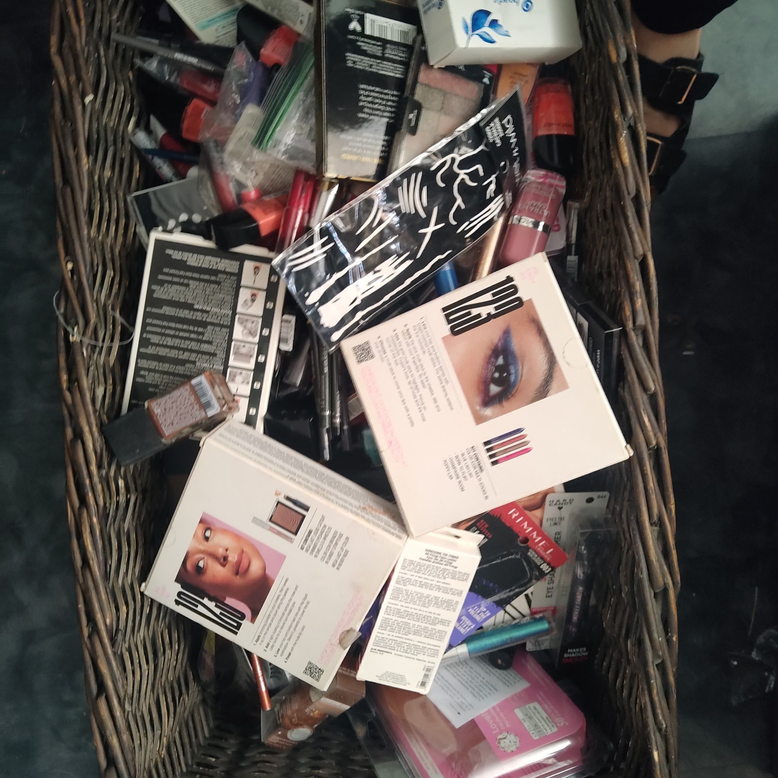 lot 200 pieces mixed all brand Assorted Rimmel wnw, Covergirl maibyline loreal