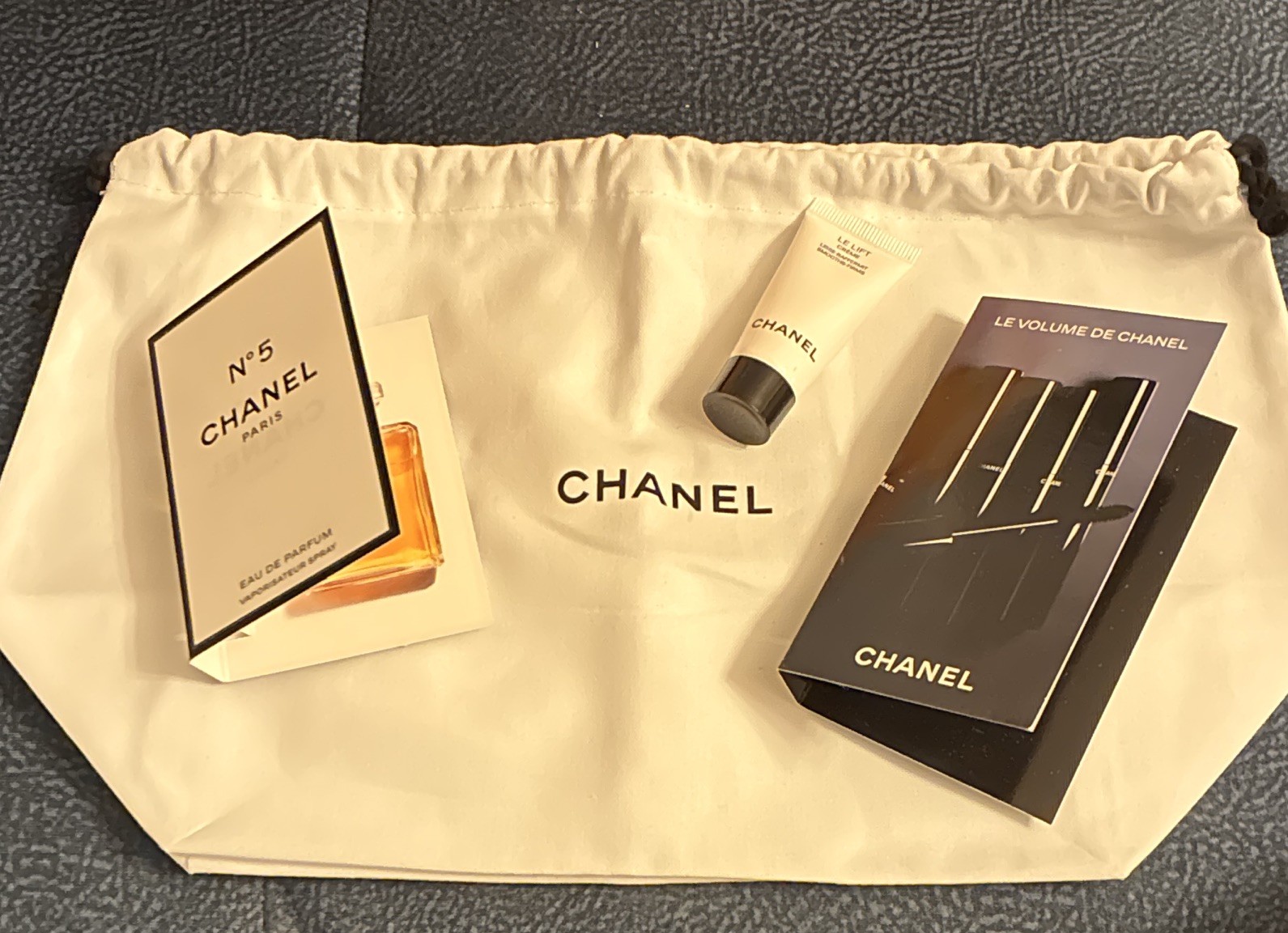 CHANEL N°5 EDP Spray Sample, Le Lift Cream, Le Volume de CHANEL Mascara + Pouch
