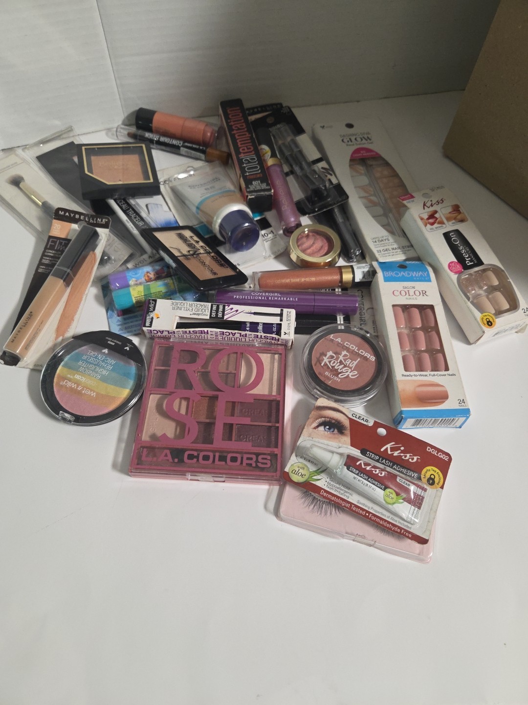 Assorted Makeup 25 Pieces. All in Orginal Pkg. All New. All Skin Type.