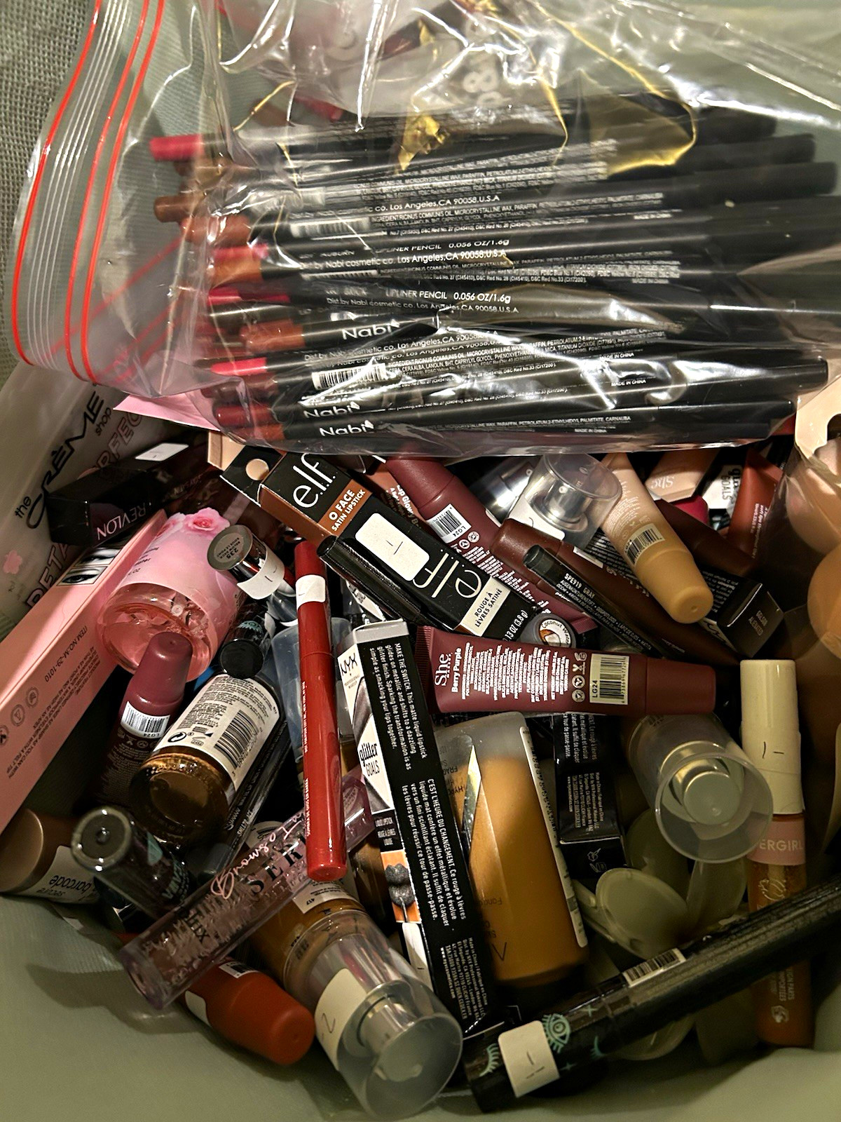 WHOLESALE RANDOM MAKEUP/HAIR ACCESSORIES BOX – 30 PIECES!