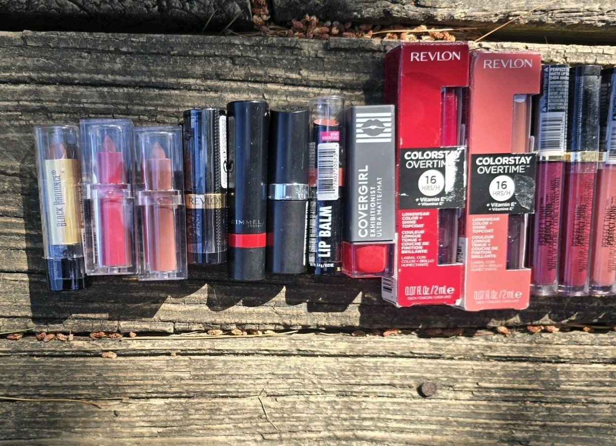 LOT 26 NEW LIPSTICKS LIP GLOSS STAIN BALM REVLON COVERGIRL RIMMEL
