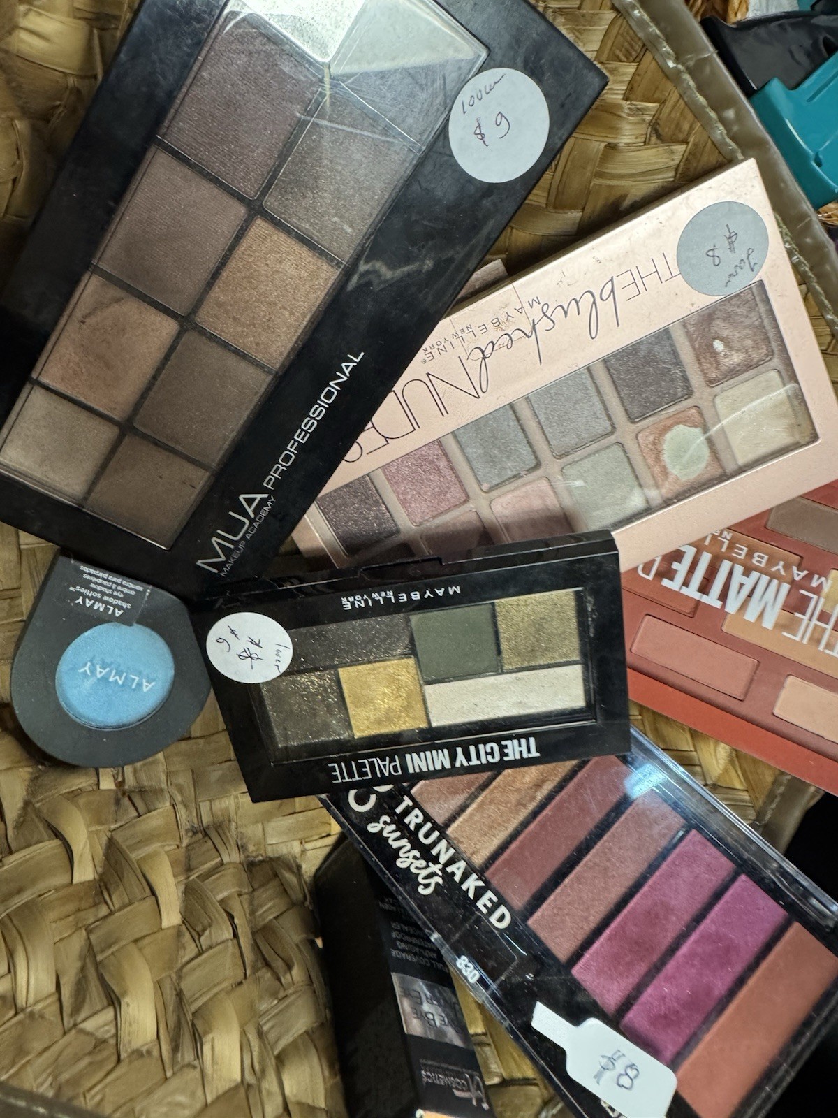 cosmetics and beauty products,Eyeshadow Palette With Modern and Classic.!