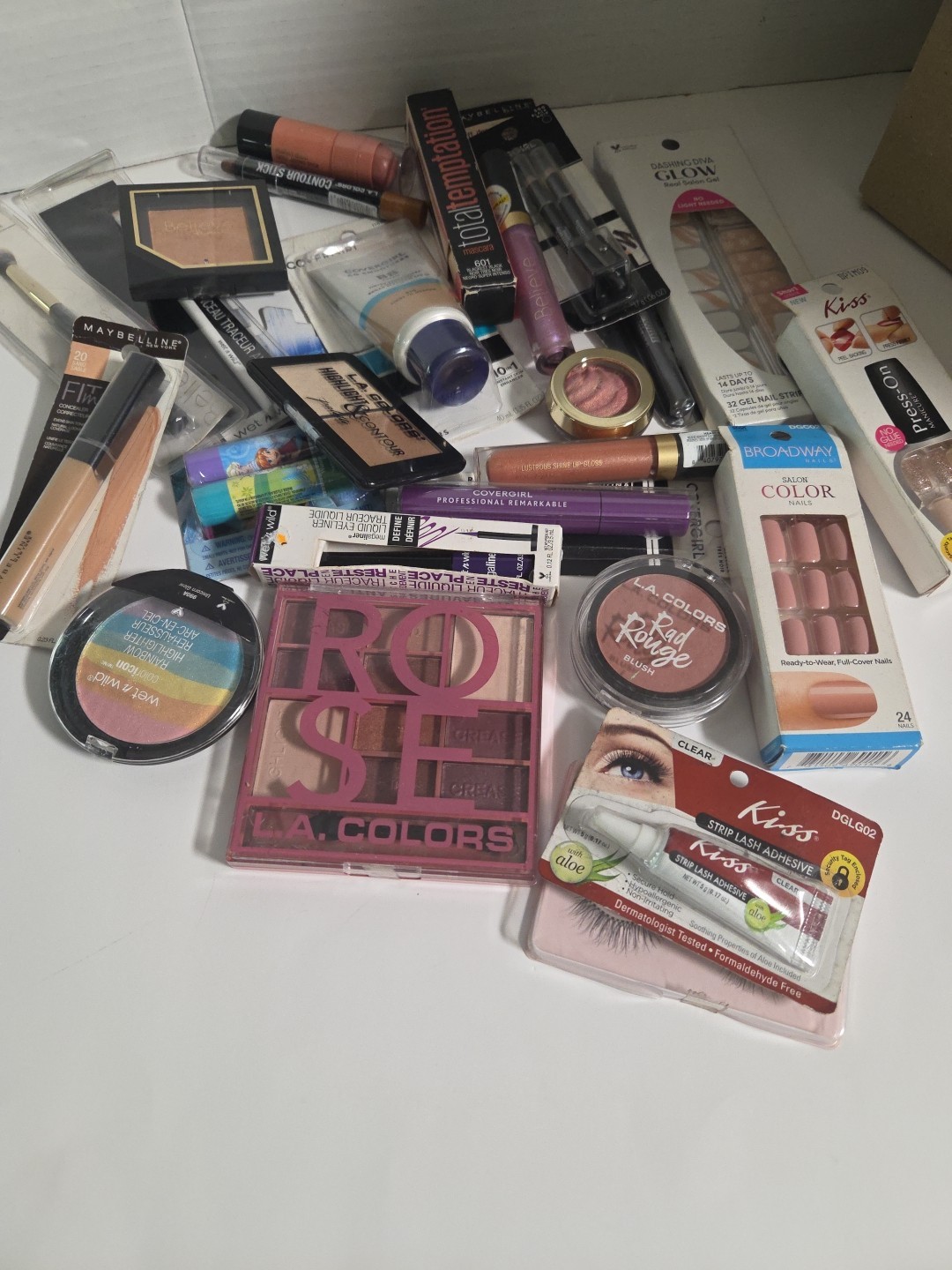 Assorted Makeup 25 Pieces. All in Orginal Pkg. All New. All Skin Type.