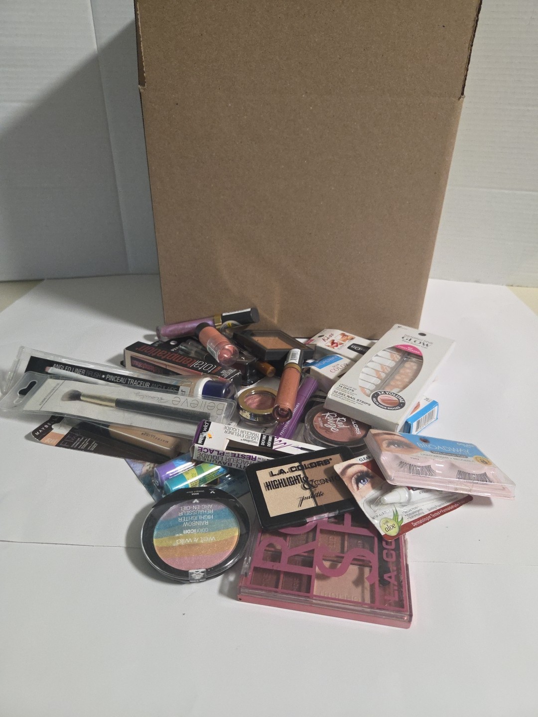 Assorted Makeup 25 Pieces. All in Orginal Pkg. All New. All Skin Type.