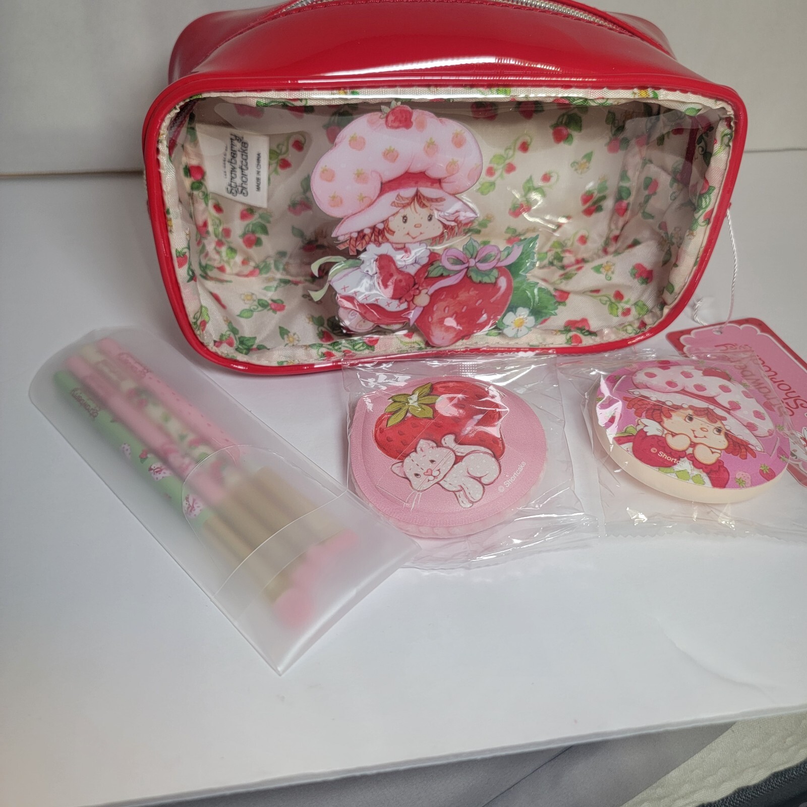 Strawberry Shortcake Large Makeup Cosmetic Bag & 4 Eye Brushes & 2 Applicators