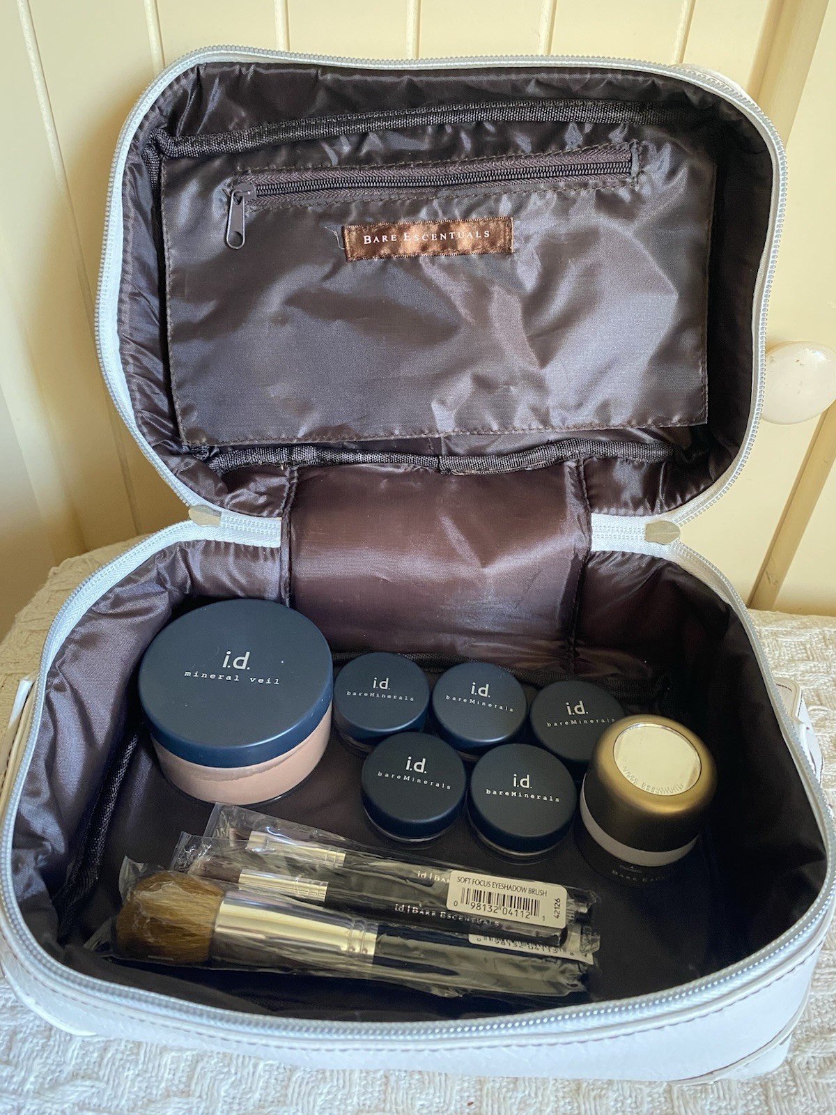 Bare Minerals By Bare Escentuals Makeup Lot w/ White Zip Case SEALED