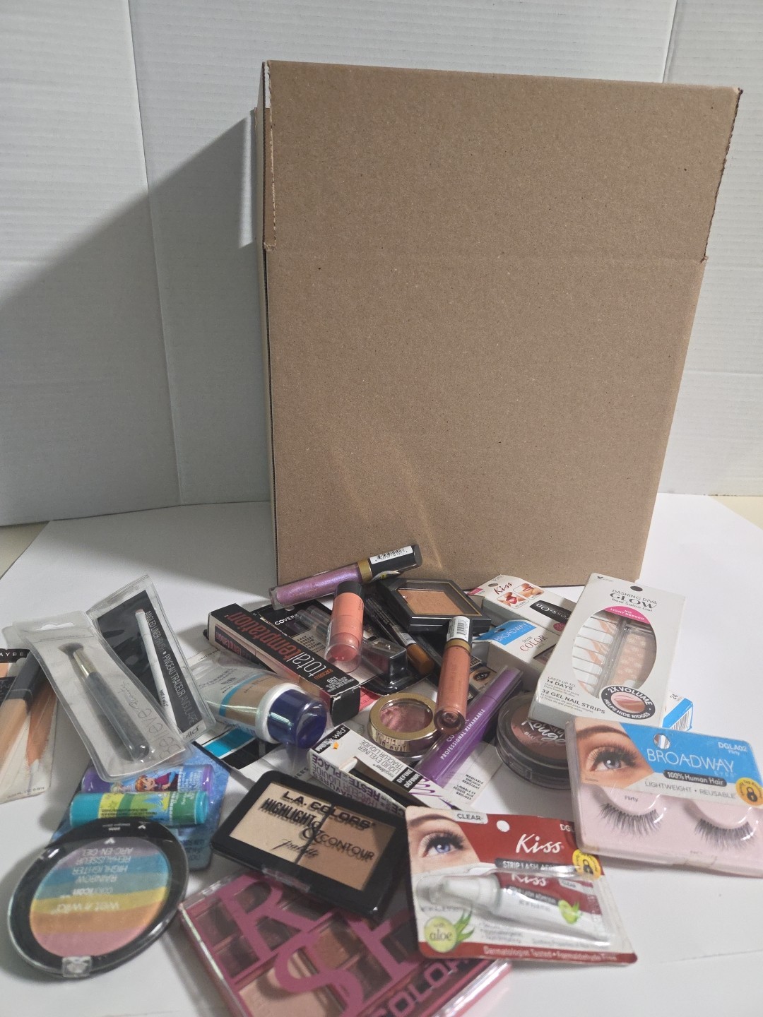 Assorted Makeup 25 Pieces. All in Orginal Pkg. All New. All Skin Type.