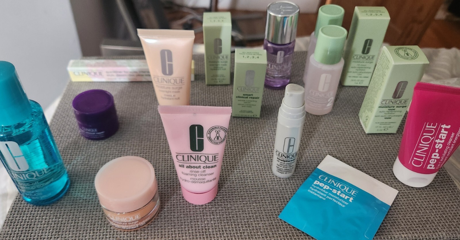 Clinique 18 pc Beauty Lot/SkiCare And Makeup Mixedn