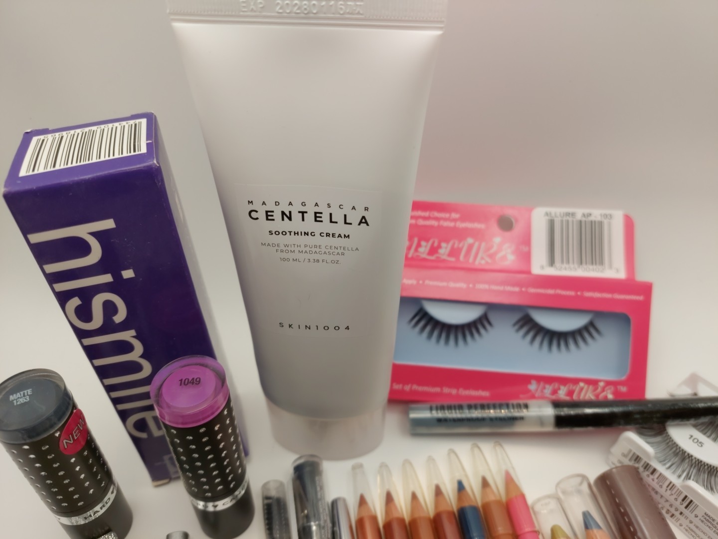 30 Piece Mixed Makeup & Personal Care Bundle – New
