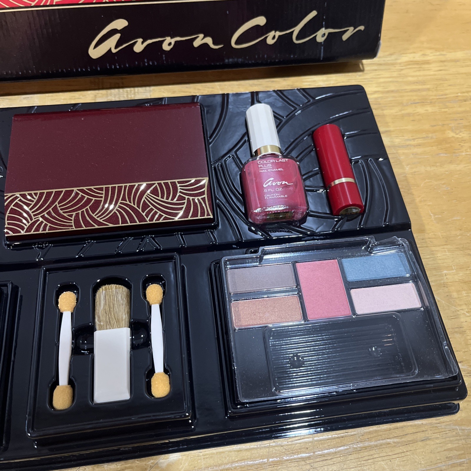 Vtg Avon Color Tray Of Beauty Light Medium Rare Makeup Set 16 Pcs