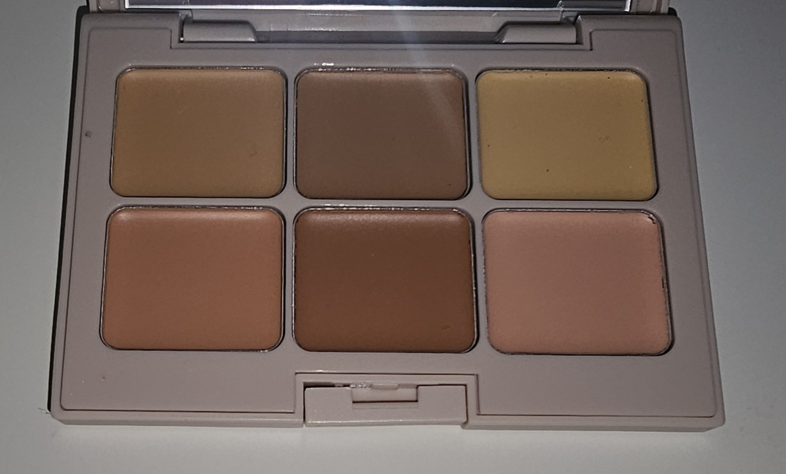 21 Piece Lot / Bundle Light / Medium / Netural Foundation, Concealer, Contour