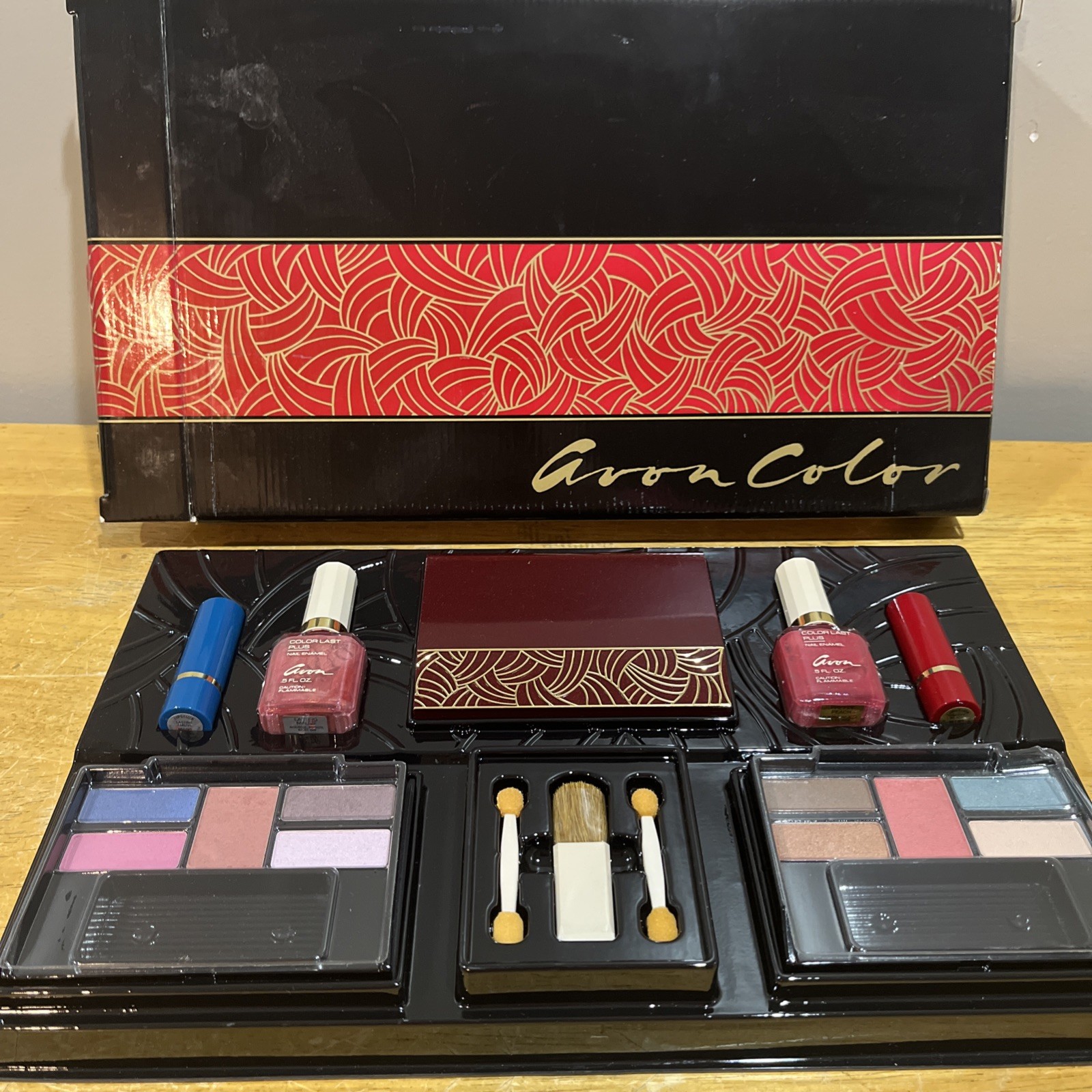 Vtg Avon Color Tray Of Beauty Light Medium Rare Makeup Set 16 Pcs