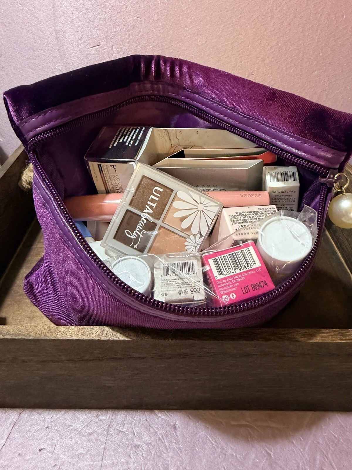 Lot 32 Deluxe / Travel Size Hair,Skin Care, Makeup Beauty Product Samples Bag MM