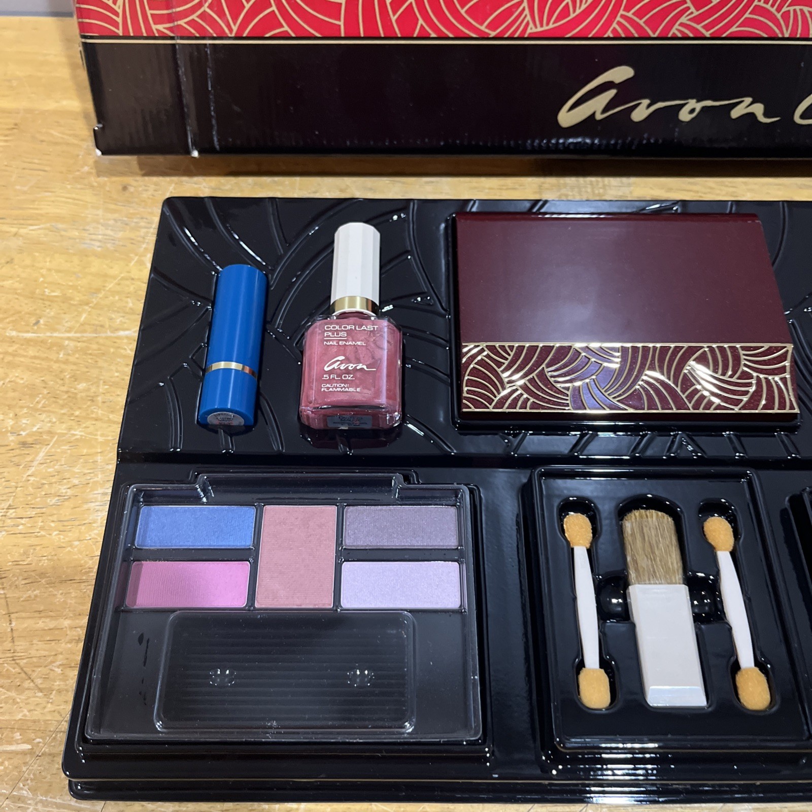 Vtg Avon Color Tray Of Beauty Light Medium Rare Makeup Set 16 Pcs