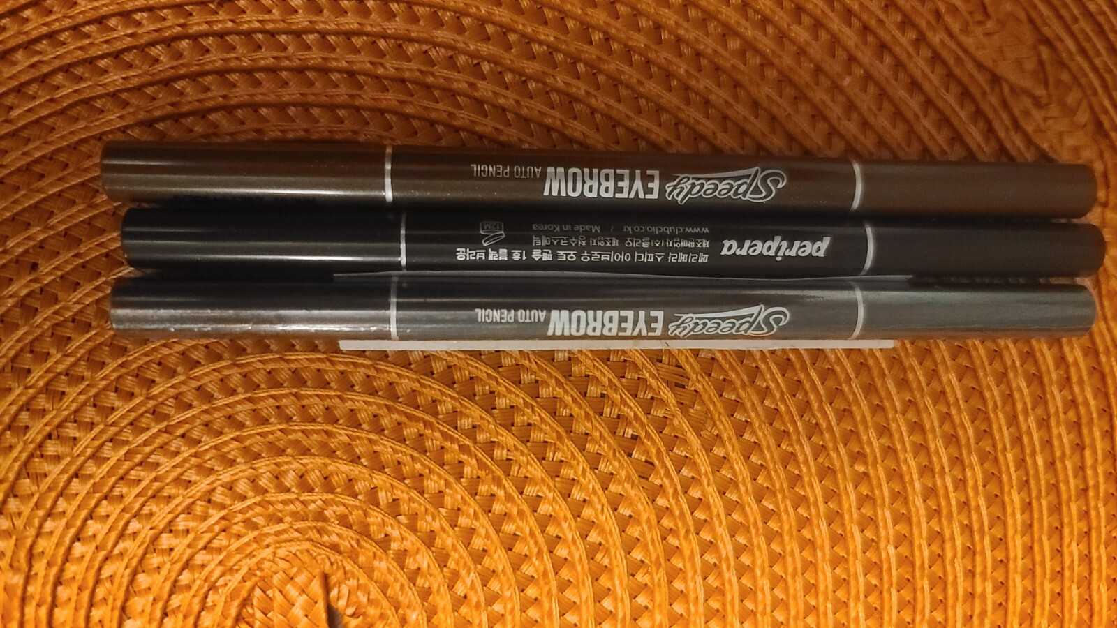 cosméticas maquillaje ojosLínea y definición de cejas 