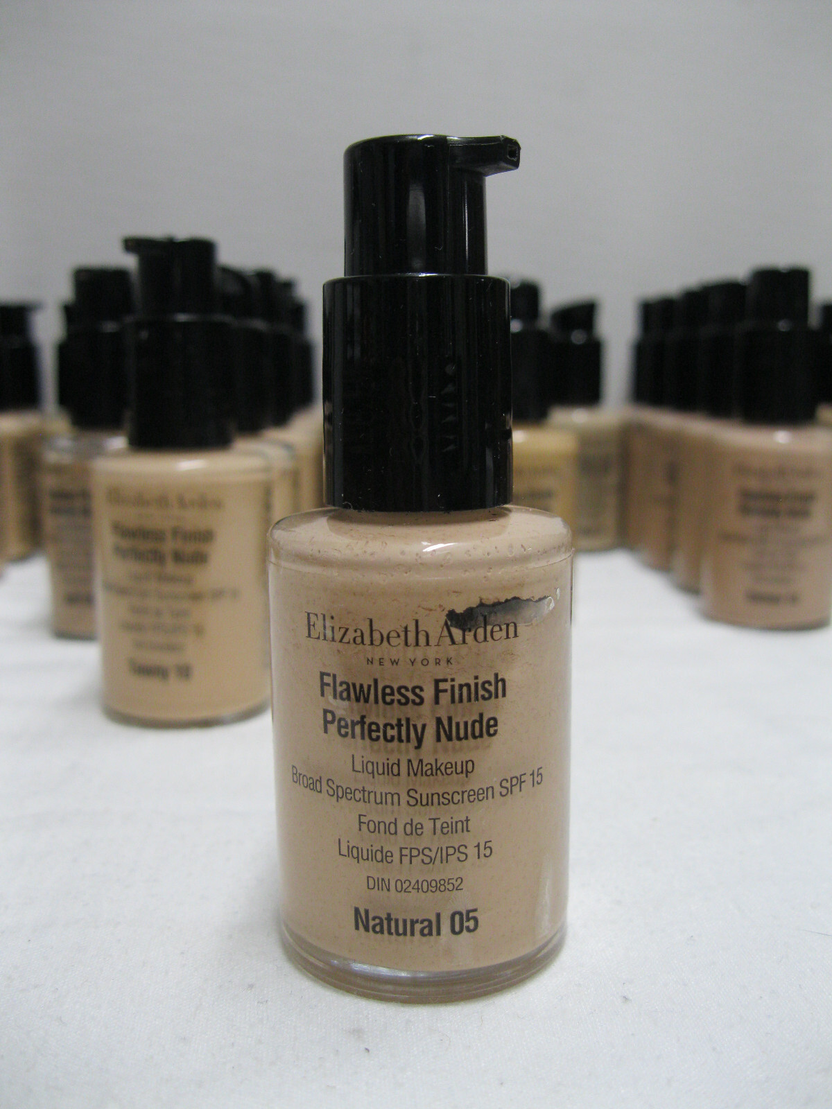 Elizabeth Arden Flawless finish Perfectly Nude Liquid Make-up SPF 15 (17 shades)