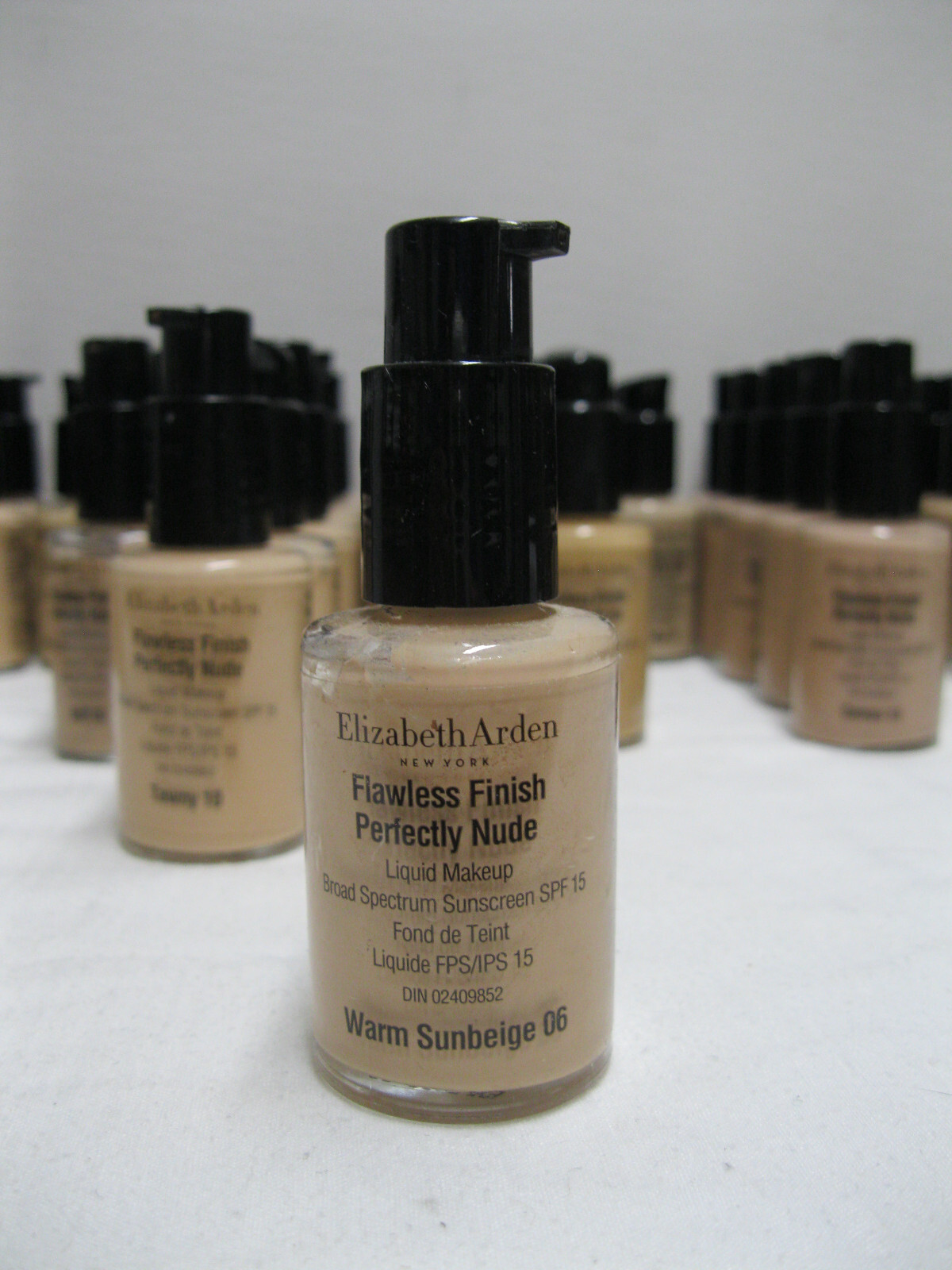 Elizabeth Arden Flawless finish Perfectly Nude Liquid Make-up SPF 15 (17 shades)