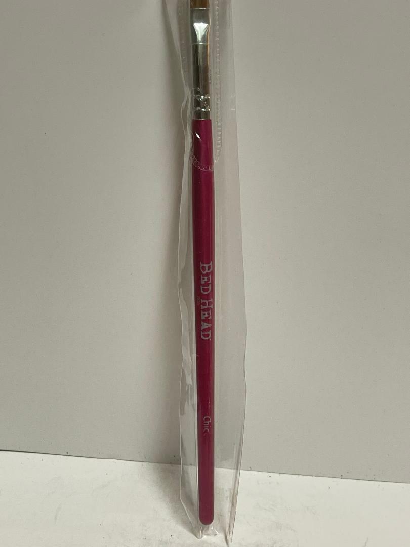 TIGI Bed Head Chic makeup brush