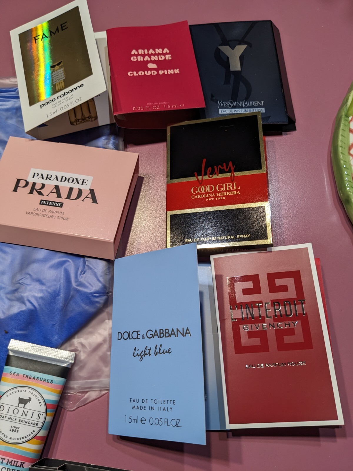 30 Piece Gift Bag Mixed Lot (7) Fragrance, Face Serums, Moisturizer, Exuviance