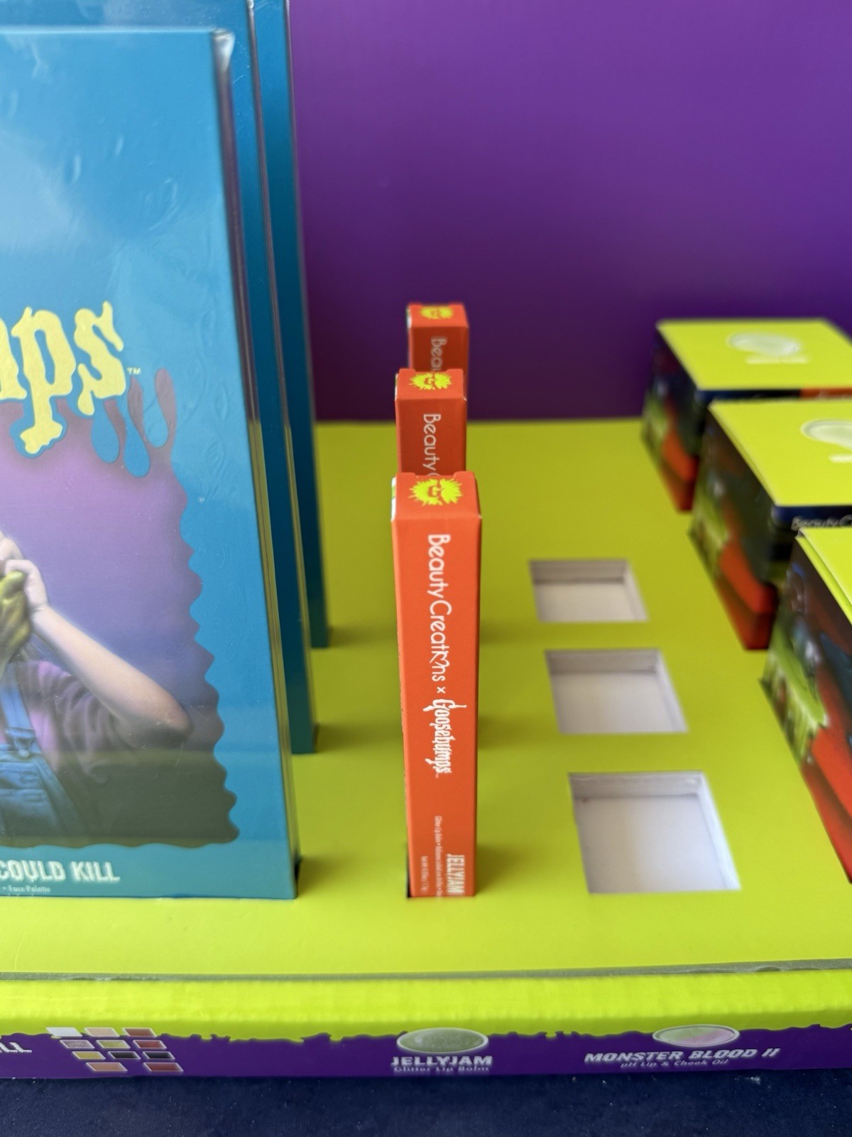 Beauty Creations – Goosebumps Shelf Display With Makeup