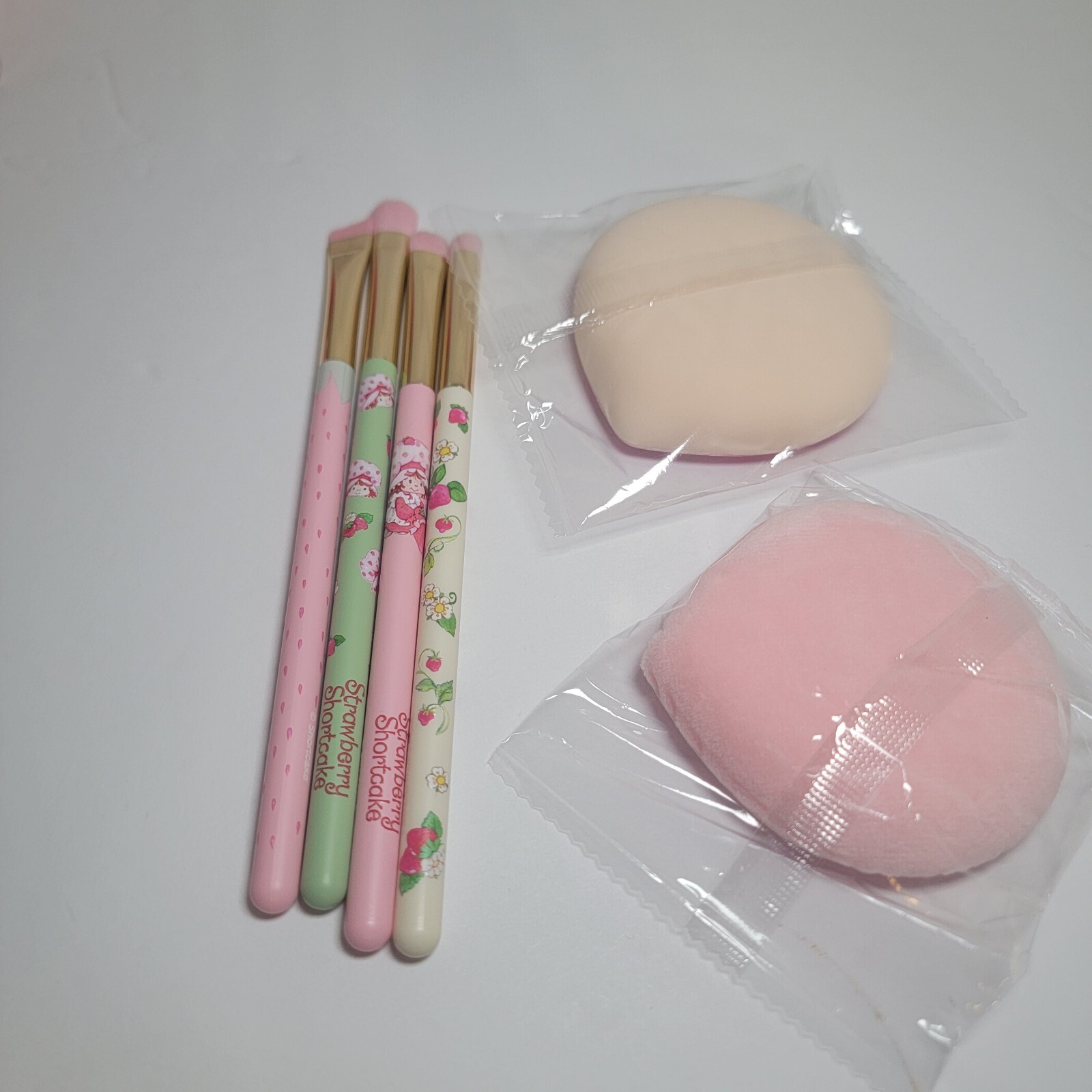 Strawberry Shortcake Large Makeup Cosmetic Bag & 4 Eye Brushes & 2 Applicators