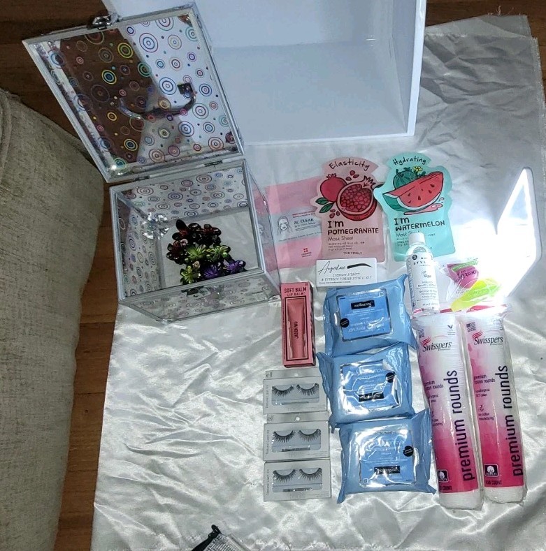 NEUTROGENA, MASKS, CABOODLE BOX &JASON WU, LIGHT MIRROR, GORGEOUS HAIR CLAWS ++