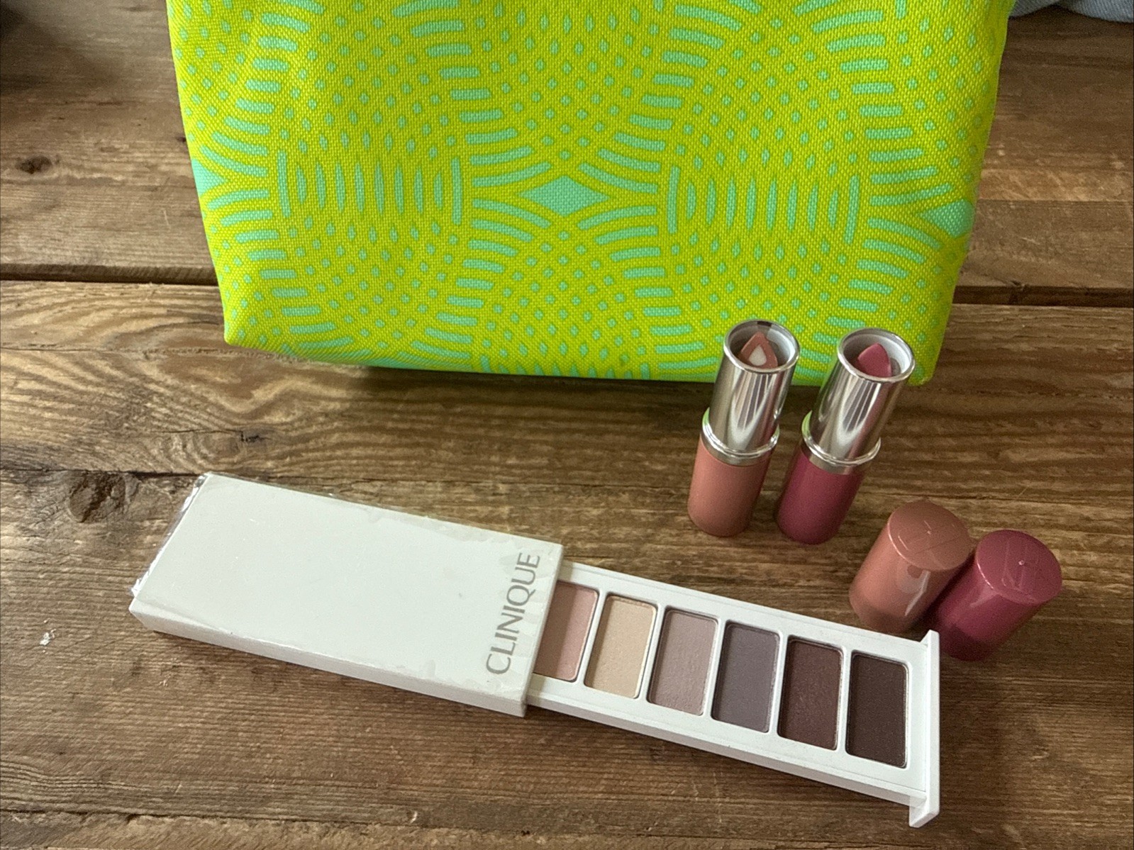 Clinique Mixed Makeup Lot – Bag + 2 Lipsticks Plump Pop + Plum Eyeshadow *NEW*