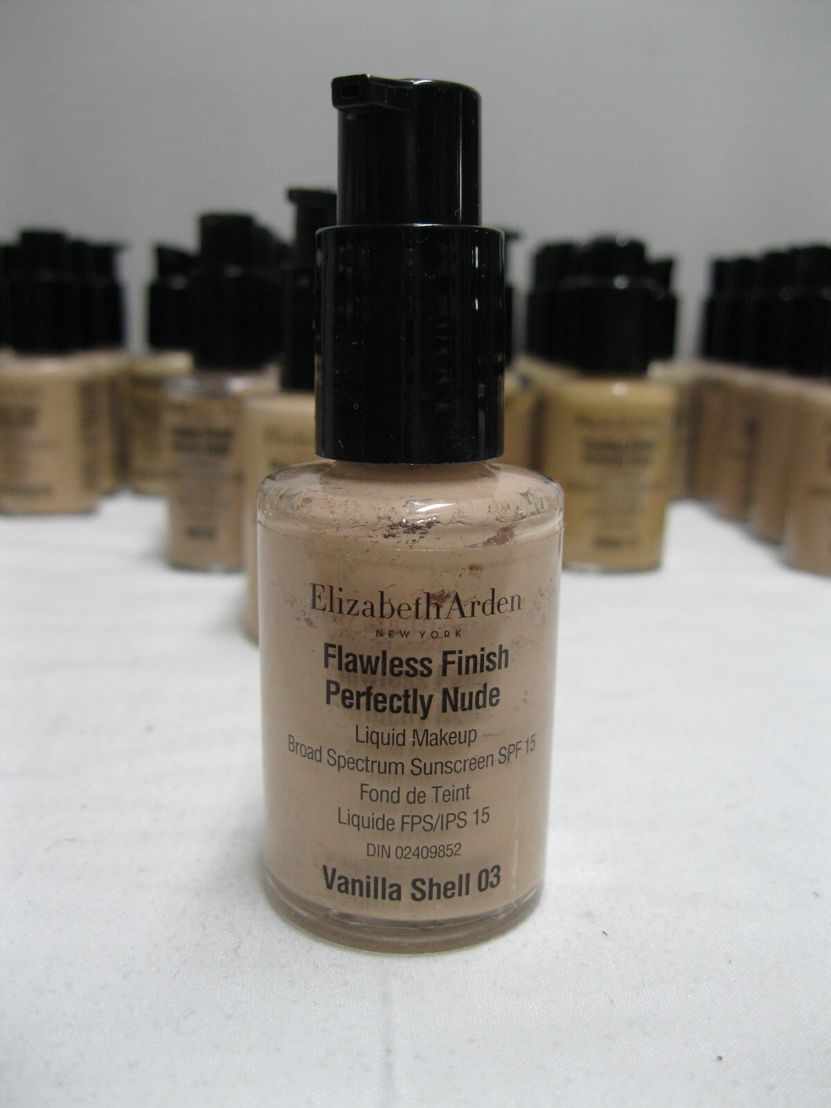 Elizabeth Arden Flawless finish Perfectly Nude Liquid Make-up SPF 15 (17 shades)