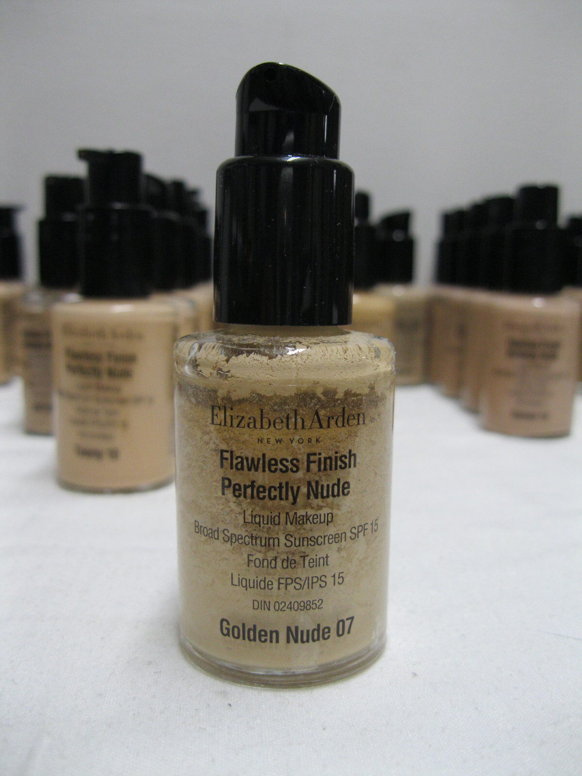 Elizabeth Arden Flawless finish Perfectly Nude Liquid Make-up SPF 15 (17 shades)