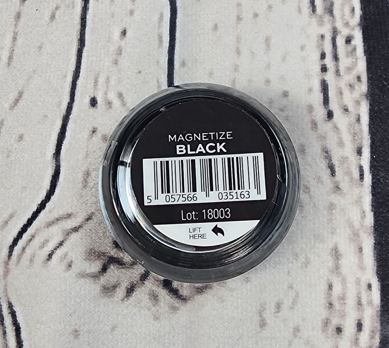 Makeup Revolution Magnetize Eyeshadow Black