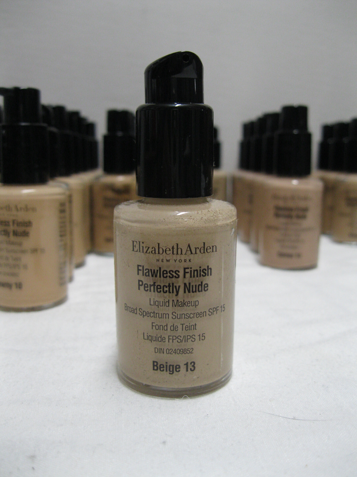 Elizabeth Arden Flawless finish Perfectly Nude Liquid Make-up SPF 15 (17 shades)