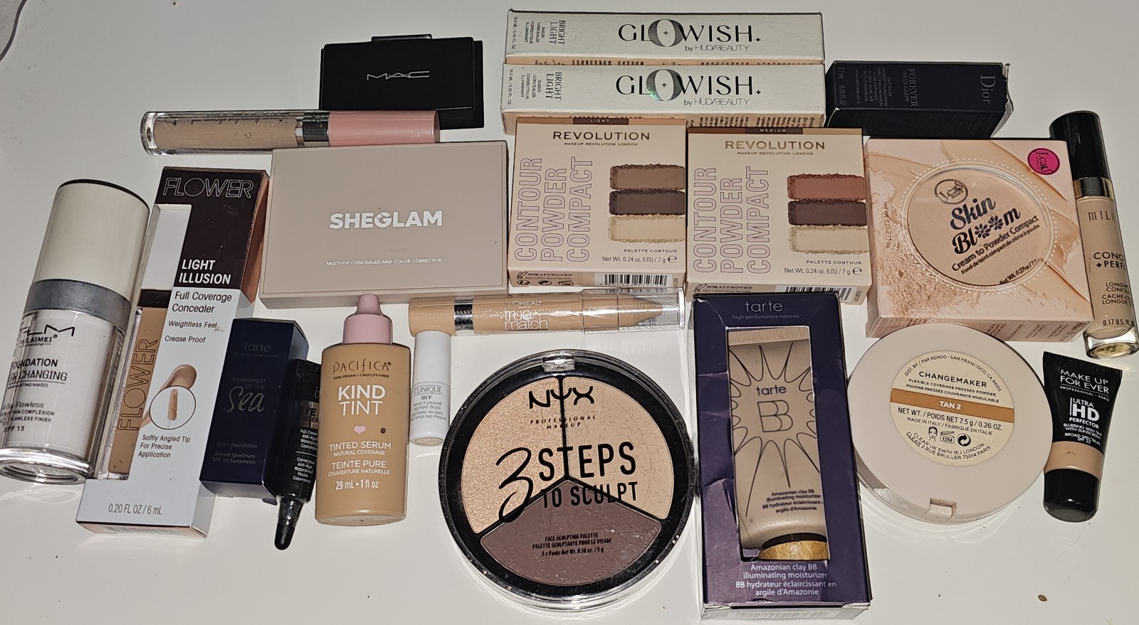 21 Piece Lot / Bundle Light / Medium / Netural Foundation, Concealer, Contour