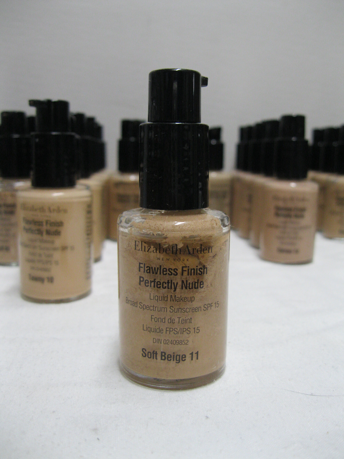 Elizabeth Arden Flawless finish Perfectly Nude Liquid Make-up SPF 15 (17 shades)