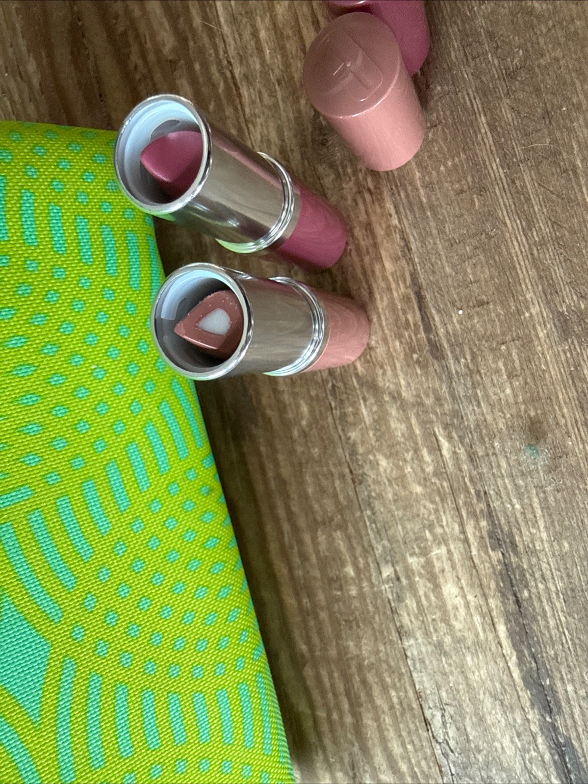 Clinique Mixed Makeup Lot – Bag + 2 Lipsticks Plump Pop + Plum Eyeshadow *NEW*