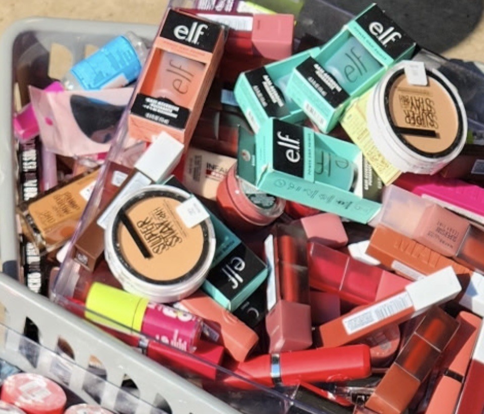 200 Piece RANDOM pull wholesale makeup lot Maybelline elf covergirl Almay Loreal