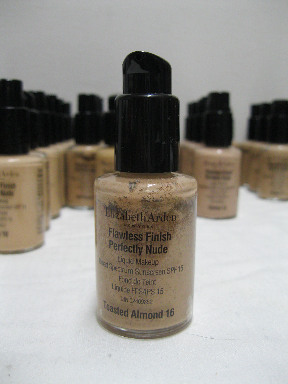 Elizabeth Arden Flawless finish Perfectly Nude Liquid Make-up SPF 15 (17 shades)