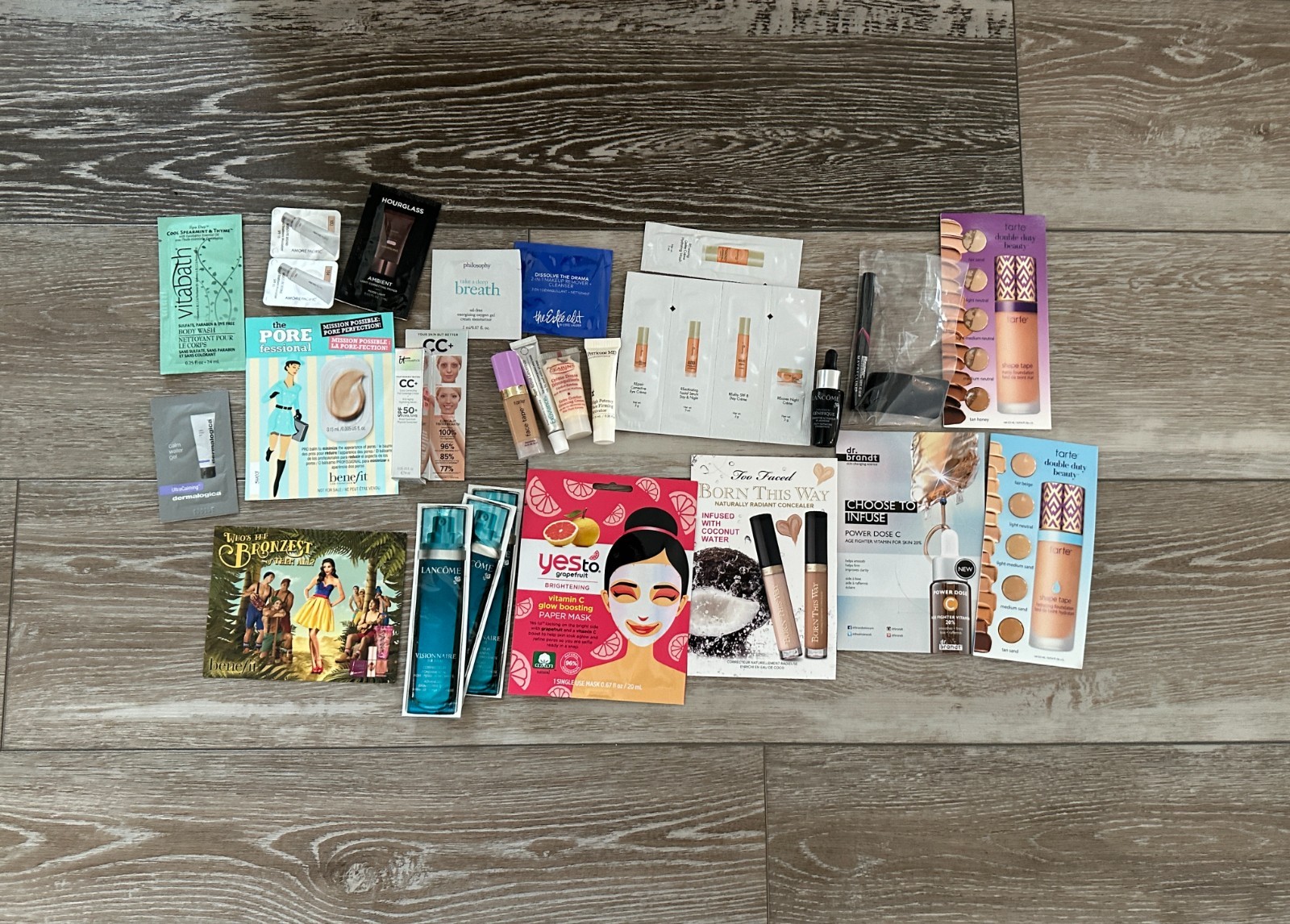 LARGE LOT OF BEAUTY SAMPLES LANCOME PERRICONE MD IT COS,ETICS TARTE ETC
