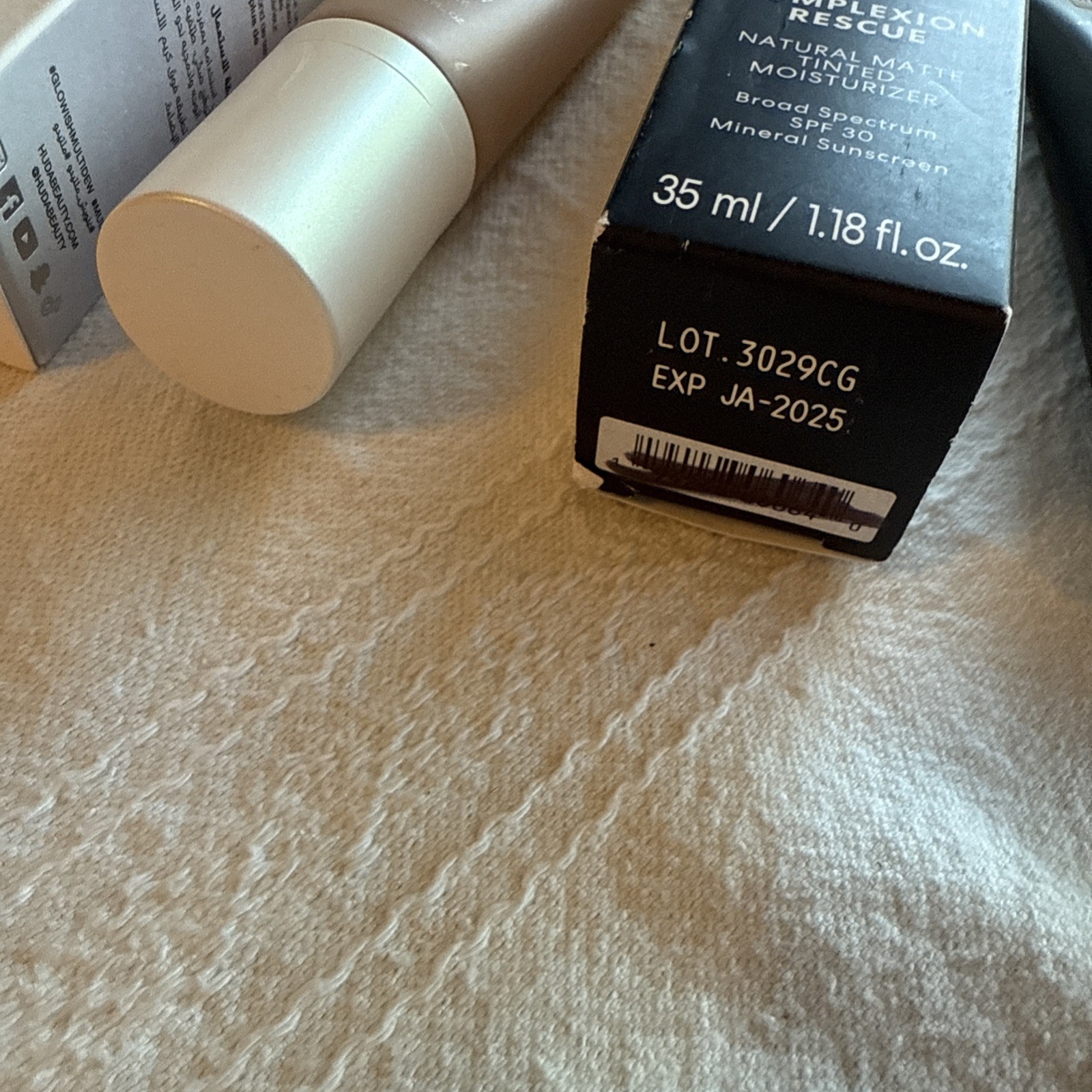 4 Pieces Lot HudaBeauty Skin Tint Bareminerals Foundation, Mineral Fusion