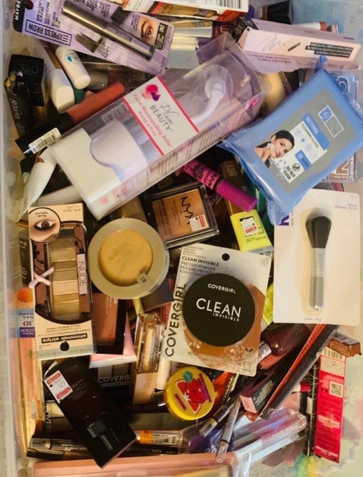 25 Piece Name Brand Mixed Makeup Wholesale CoverGirl, Maybelline, L’Oreal, Etc