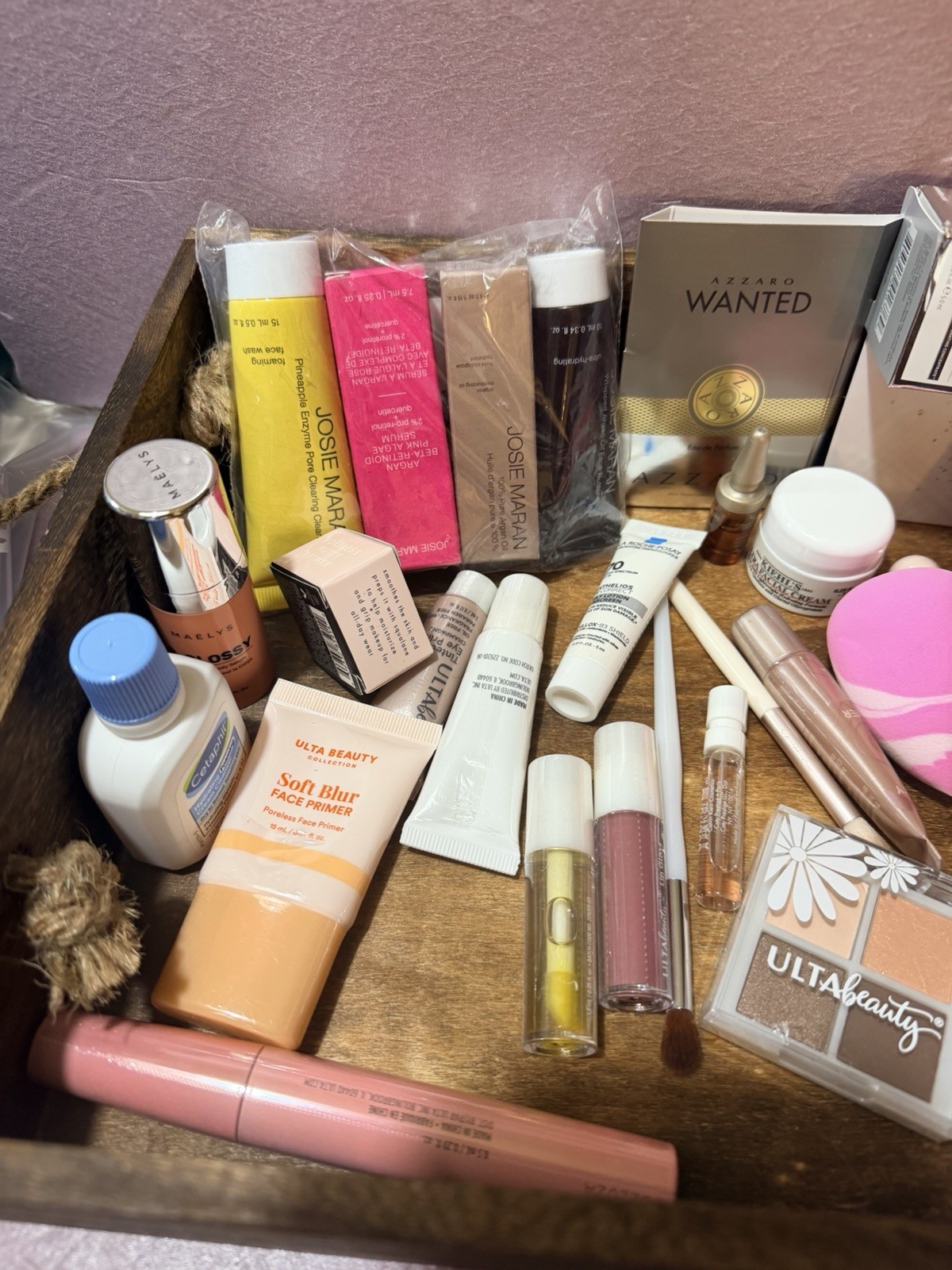 Lot 32 Deluxe / Travel Size Hair,Skin Care, Makeup Beauty Product Samples Bag MM