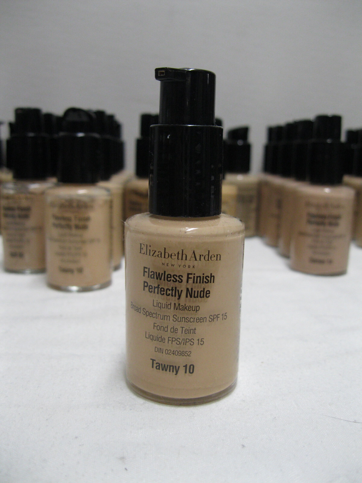 Elizabeth Arden Flawless finish Perfectly Nude Liquid Make-up SPF 15 (17 shades)