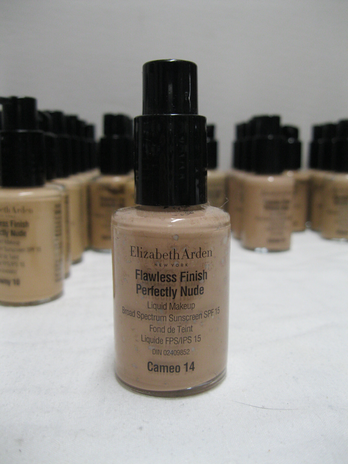 Elizabeth Arden Flawless finish Perfectly Nude Liquid Make-up SPF 15 (17 shades)