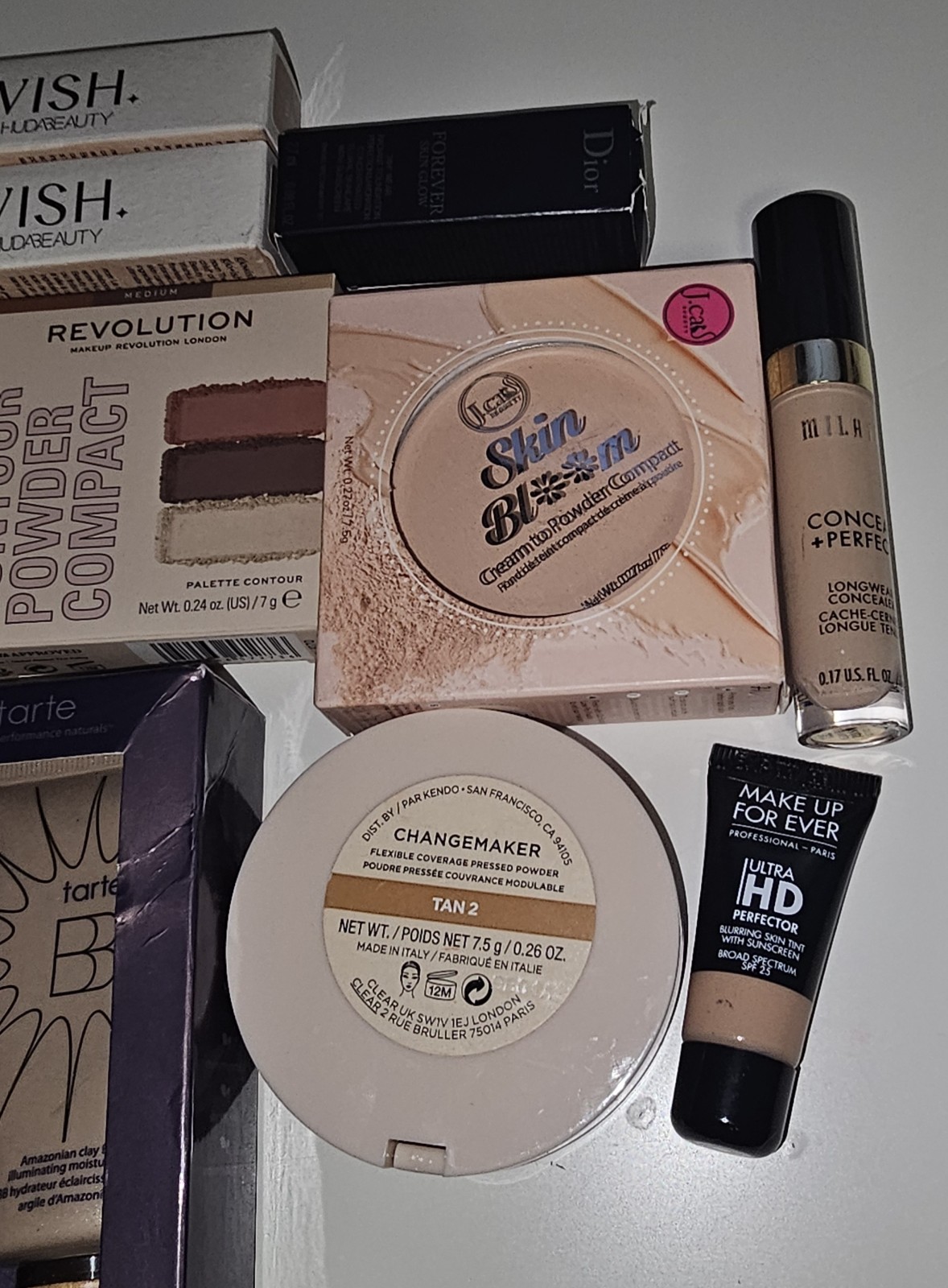 21 Piece Lot / Bundle Light / Medium / Netural Foundation, Concealer, Contour